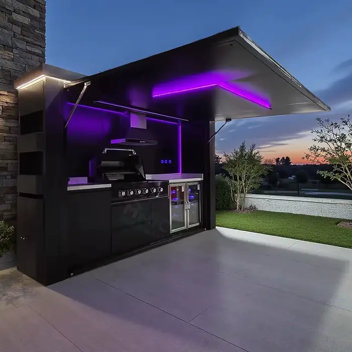 Cuisine de jardin avec armoires modulaires et îlot de gril
