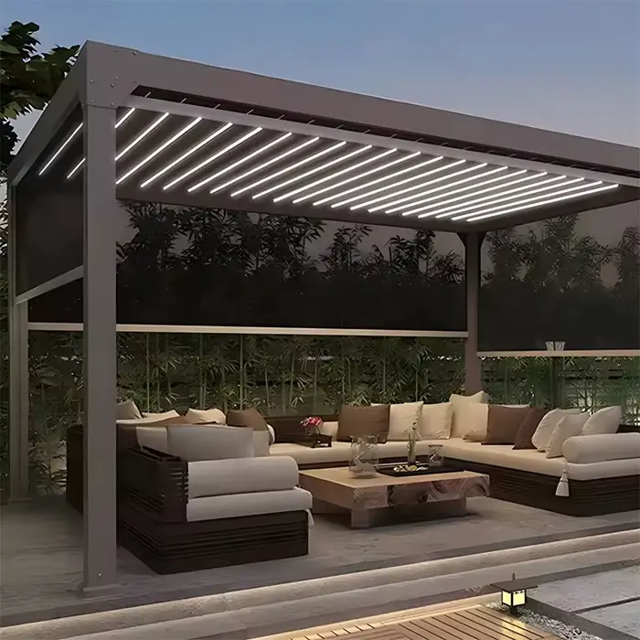 Pergola motorisée à persiennes extérieures en aluminium