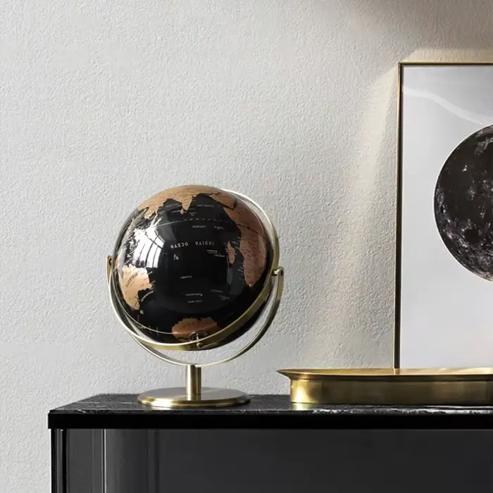 Globe terrestre à base métallique