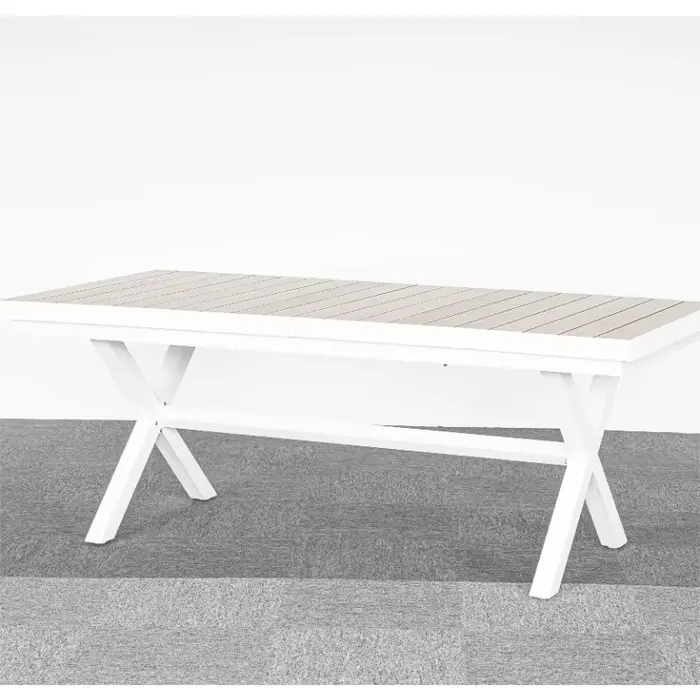 Tables et chaises pliantes d'extérieur pour un jardin polyvalent.
