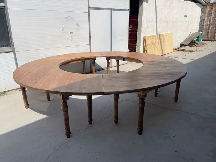 Table d'extérieur en bois incurvée de jardin rustique moderne avec sièges pour meubles d'hôtel pour pique-niques en plein air et mariages sur événements